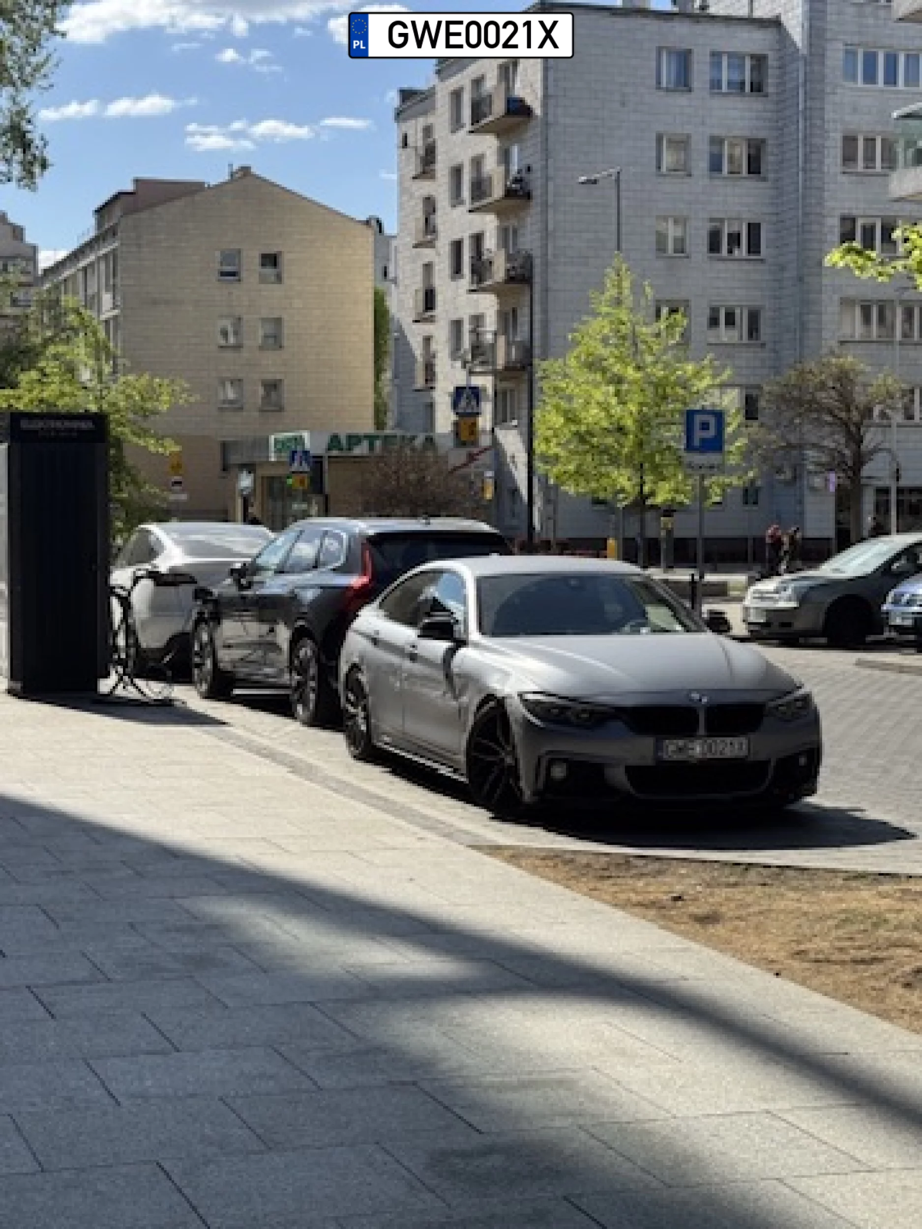 Blokuje ładowarkę do samochodów elektrycznych w centrum miasta. Dobrze, że dostał mandat. 