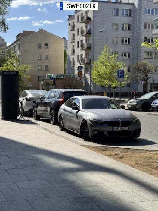 Blokuje ładowarkę do samochodów elektrycznych w centrum miasta. Dobrze, że dostał mandat. 