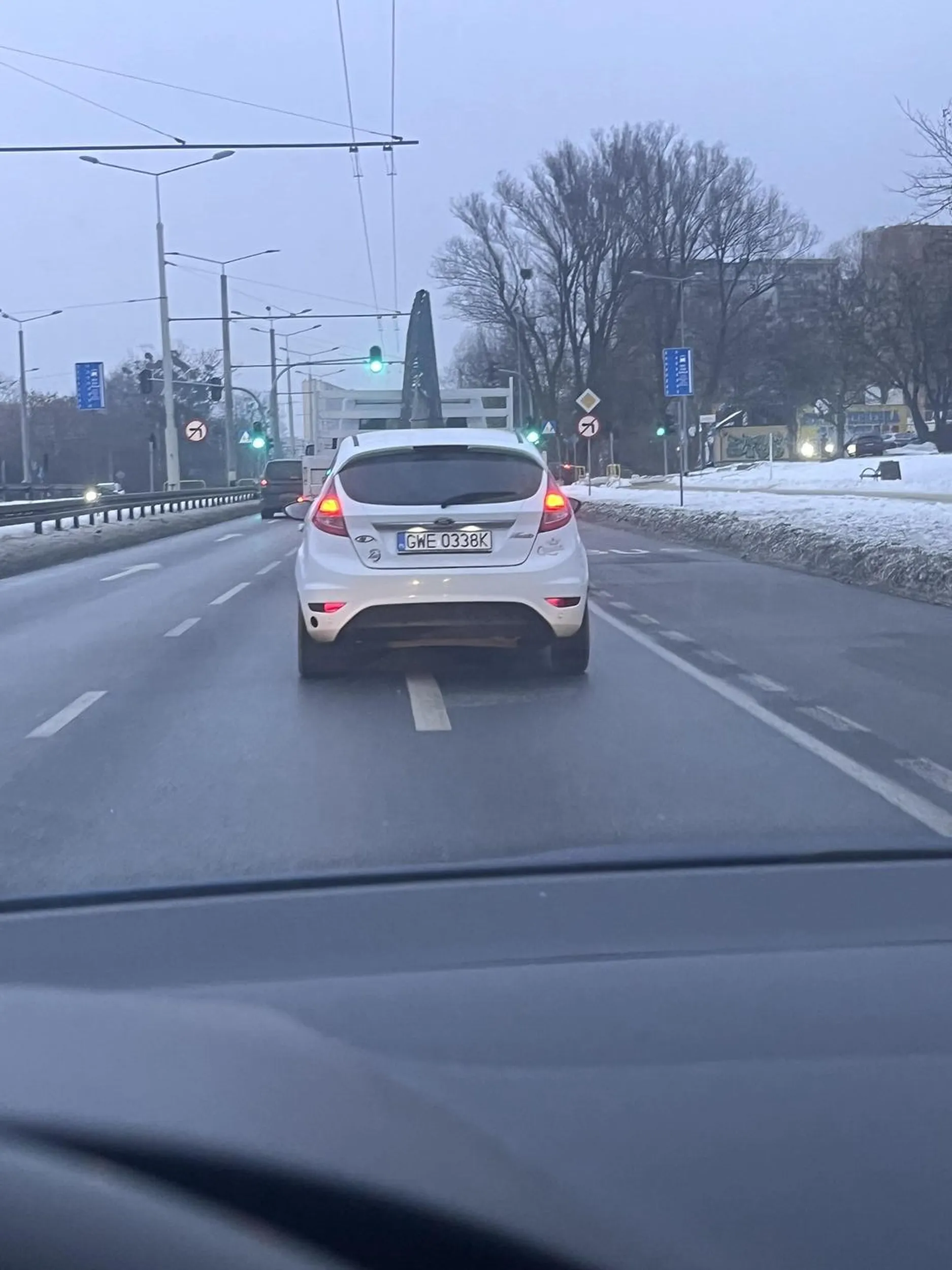 Głupia baba leżąca na kierownicy jak stara rura, zajeżdza drogę bo nie potrafi zmienić pasa ruchu. Z tyłu ma naklejkę QUEEN to dużo wyjaśnia. Uważajcie pozdro