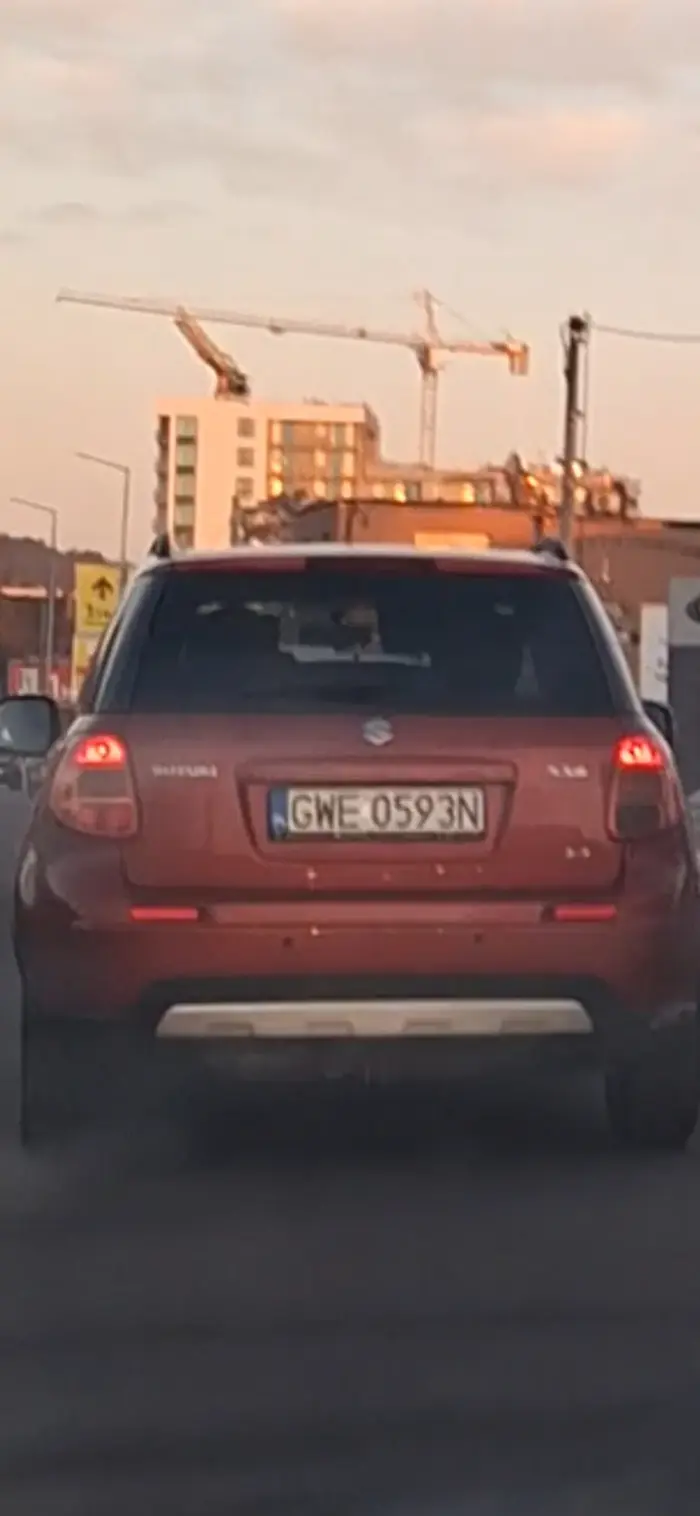 Oferma slimaczy sie lewym i go blokuje