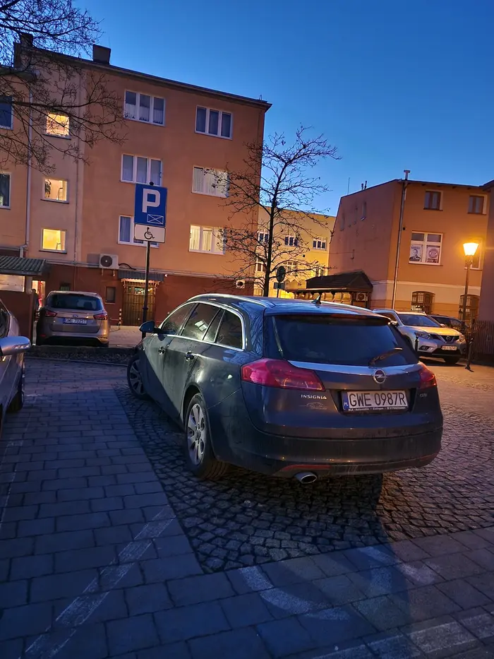 Brunetka na szpileczkach wparowała na miejsce dla niepełnosprawnych. Po zwróceniu uwagi wyciągnęła niebieską kartę...ale po sprawdzeniu jej numerów okazuje się, że zabrakło bąbelka aby skorzystać z tego miejsca. Po kilku chwilach przyjechał mieszkaniec, który faktycznie potrzebuje tego miejsca. No cóż...szpilki zobowiązują.