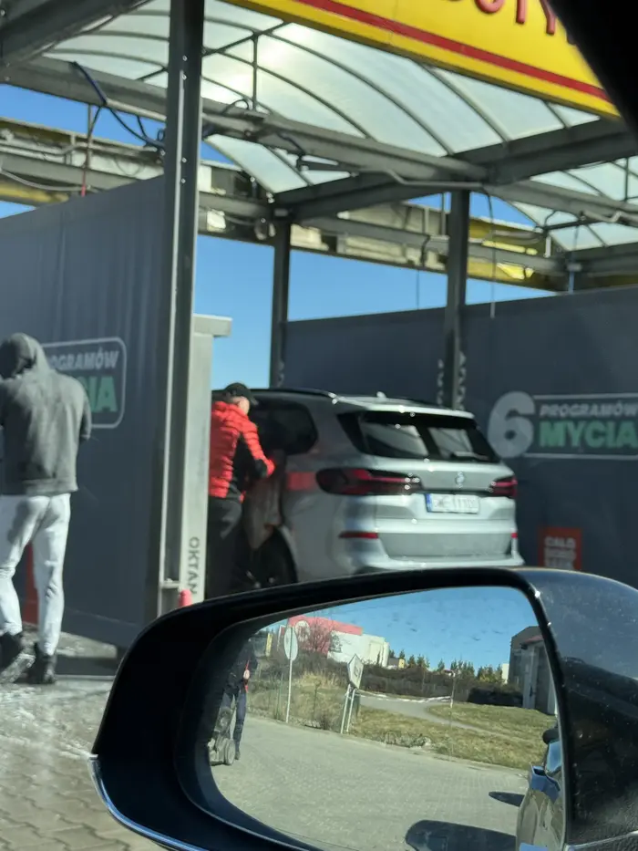 Pet z wejcherowa suszy swoje gowno i tworzy kolejkę na myjnię. Proponowałem wjazd pod dystrybutor