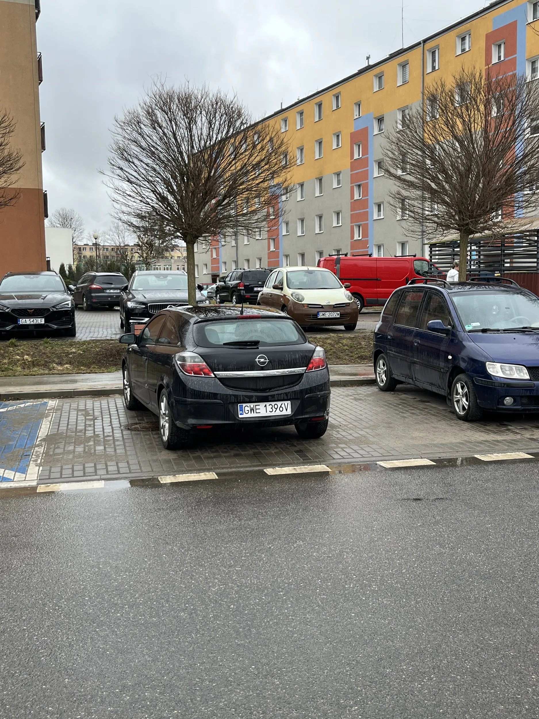 Czas powrocic na nauke jazdy,parkowanie na poziomie. Dwa miejsca zastawione