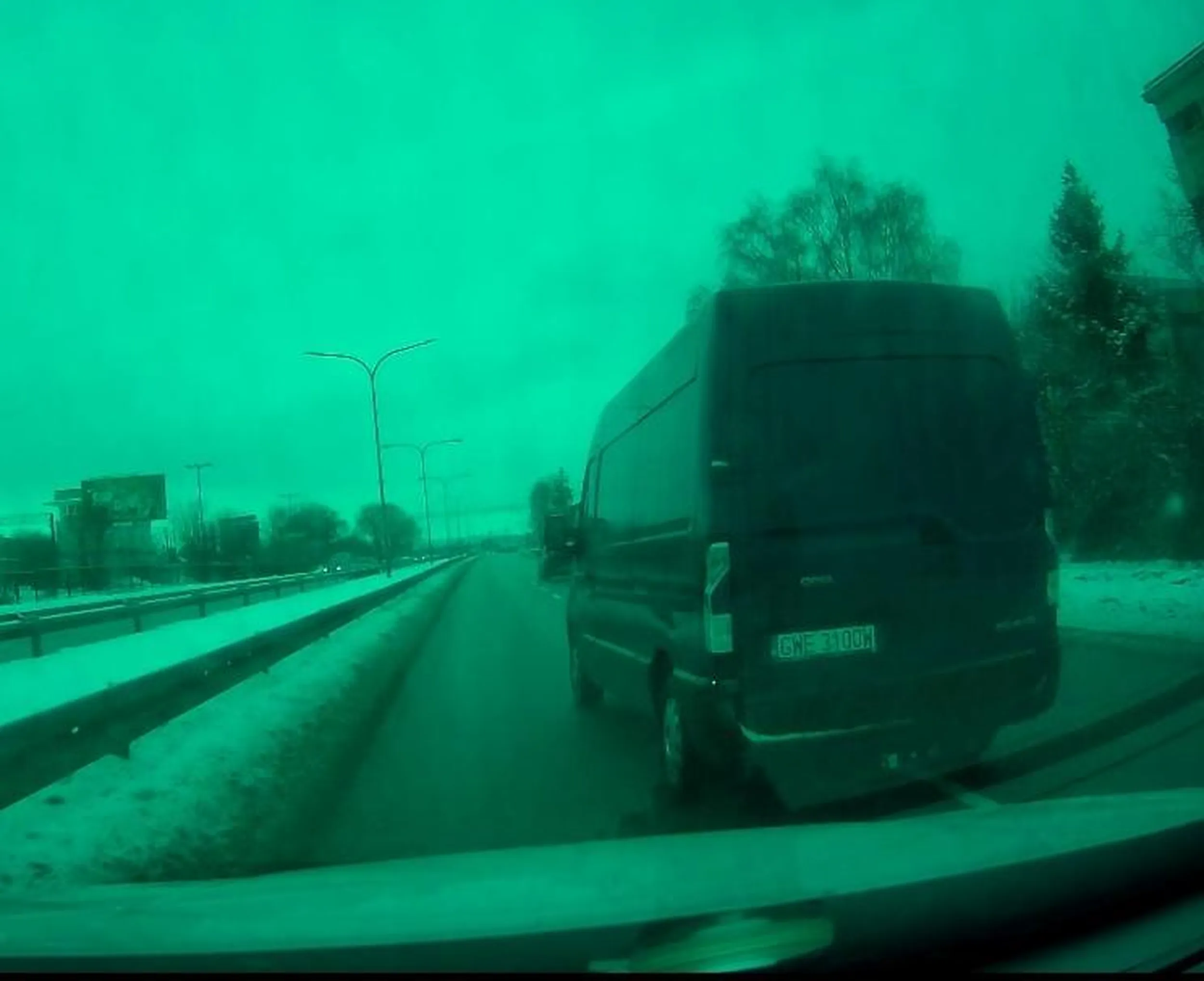 Zajechał drogę busem z prawej strony spychając samochód na zaśnieżone pobocze, prawie doprowadzając do kolizji.