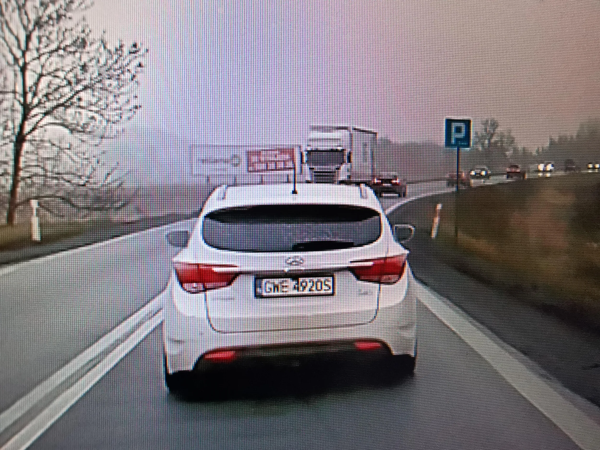 Samochód ma tryb świateł auto, więc mózg można zostawić w domu?? Mrugam gościowi kilka kilometrów a ten nic...