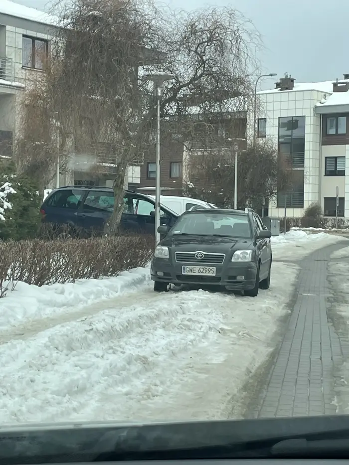 Jak można być tak bezlitosnym i głupim kierowcą, żeby zaparkować i zablokować całą szerokość chodnika?