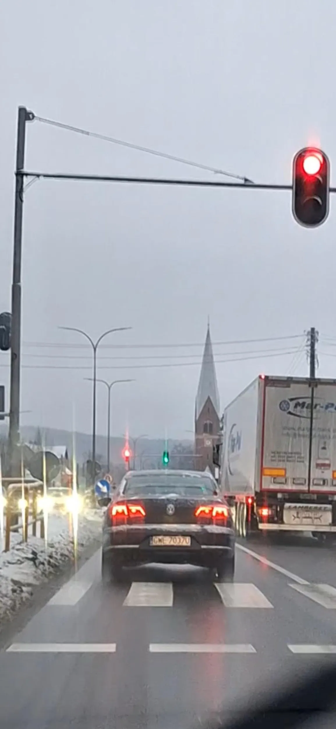 Nie patrzy na światła jezdzi na czerwonym