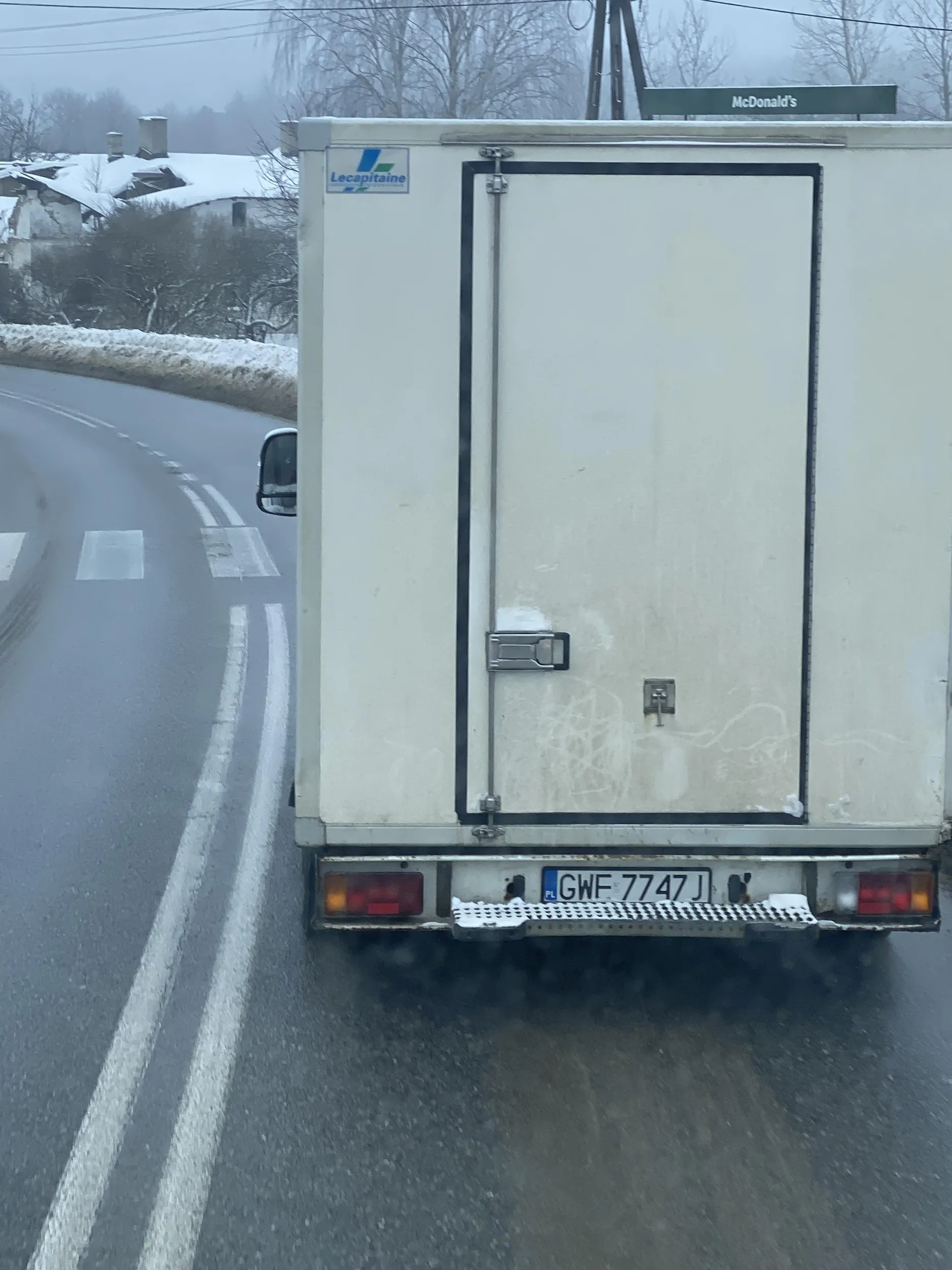 Wyprzedził przed przejściem zajeżdżając drogę następnie gwałtownie hamuje