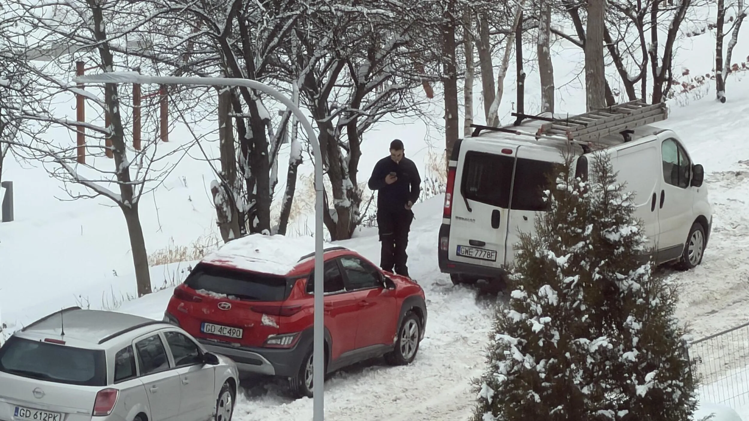 Parkowanie na zakazie zatrzymywania się w wąskiej uliczce. Nieładnie.