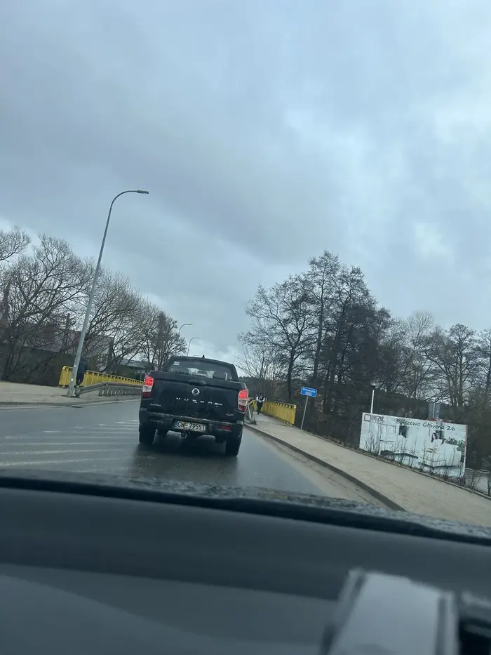 Gościu jakby nigdy nic wyjeżdża sobie z posesji na główną droge bez zatrzymania a tym bardziej rozejrzenia się czy coś jedzie