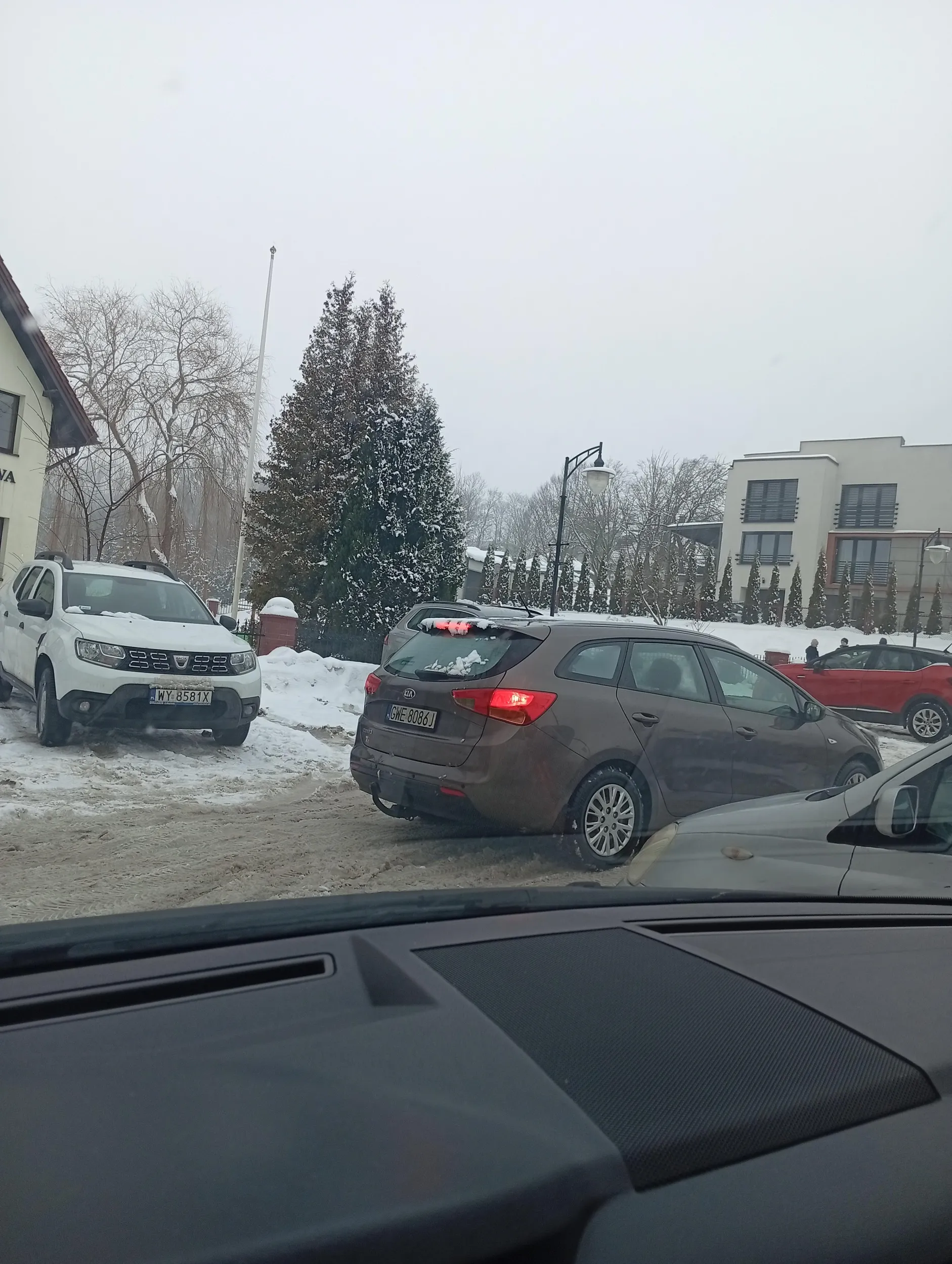 Jak by co to wystarczy skręcić kułka w lewo i stanąć na miejscu parkingowym a nie blokować wjazd by odebrać swojego bombelka ze szkołki