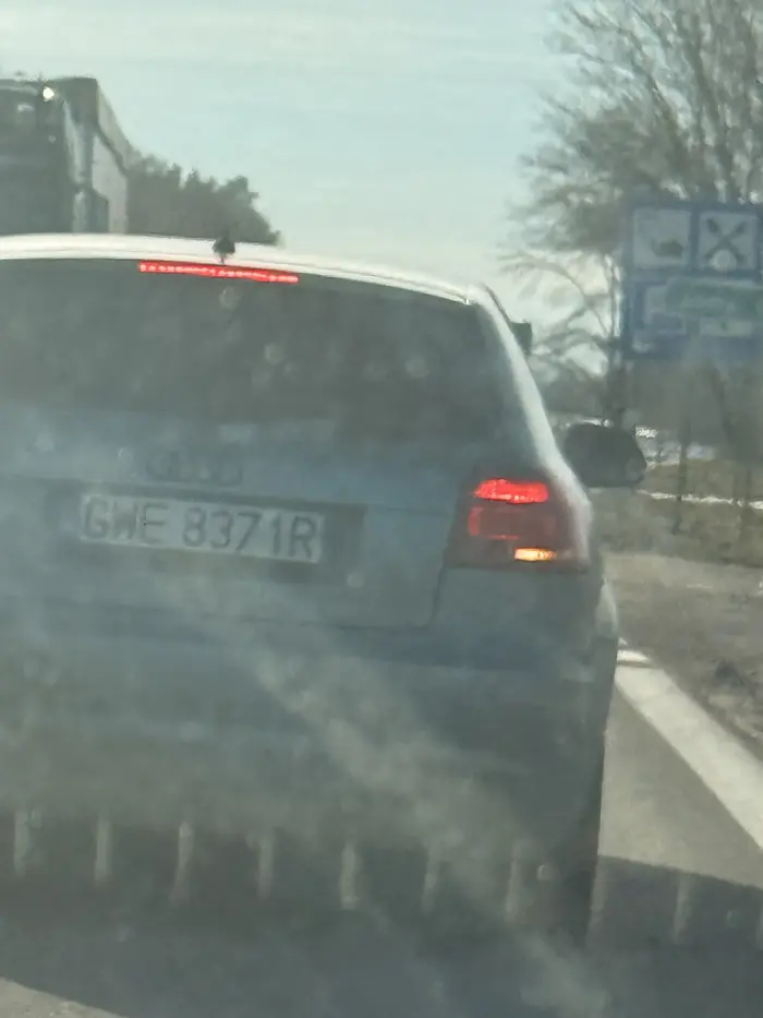 Pojeb nie umie używać lusterek, wjechał pod samochód, dobrze że inni mają na tyle oleju w głowie że potrafią prowadzić samochód. Przymusowe badania nacpany jakiś