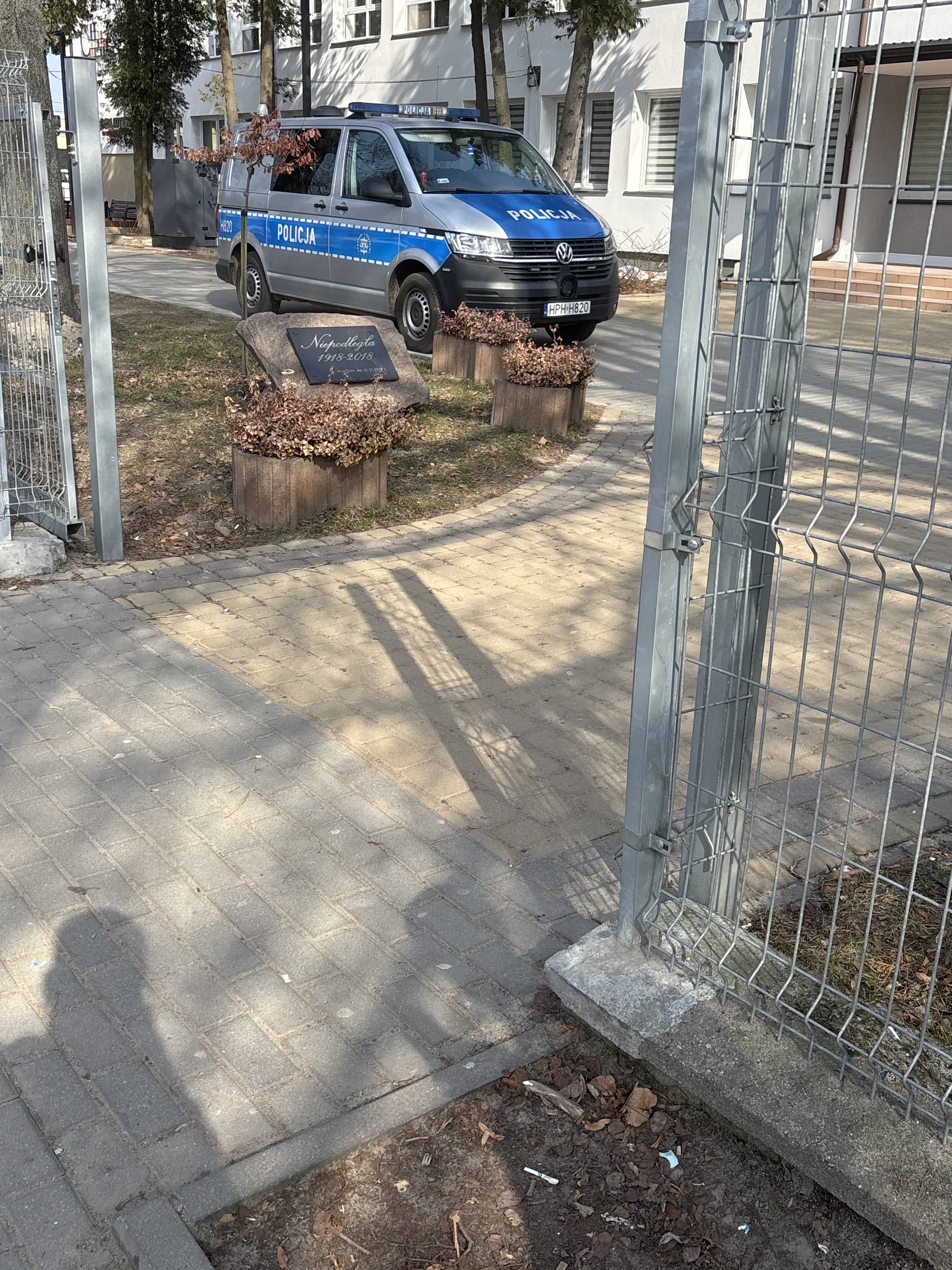 Parkują na środku chodnika przed szkołą