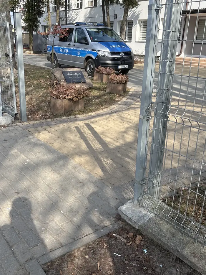 Parkują na środku chodnika przed szkołą