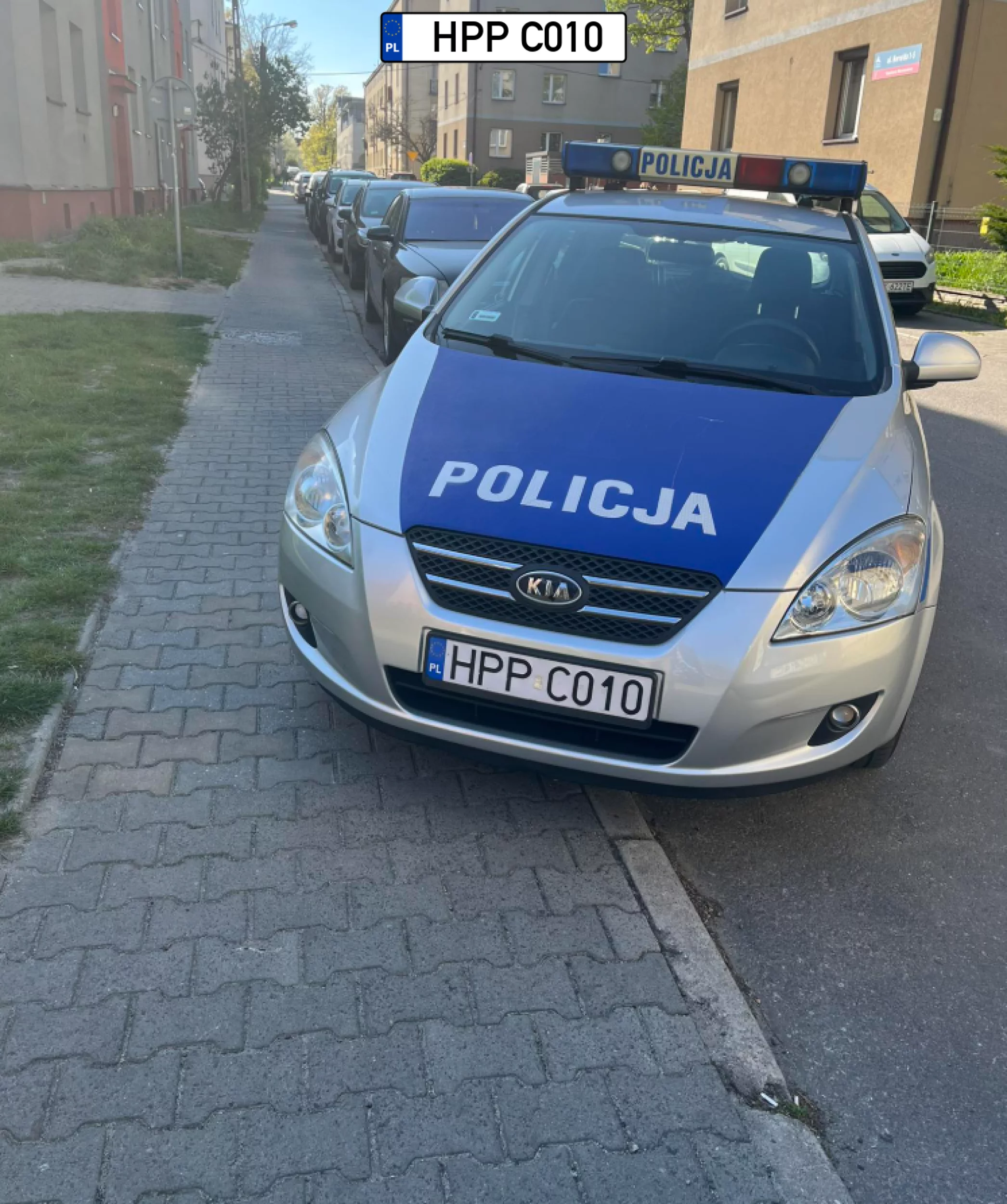 Policja staje jak typowe buraki. Mogli normalnie przy ulicy to nie. Musieli w poprzek. Pewnie było ich dwóch czyli dwa karne kuta$y/ebola się należy