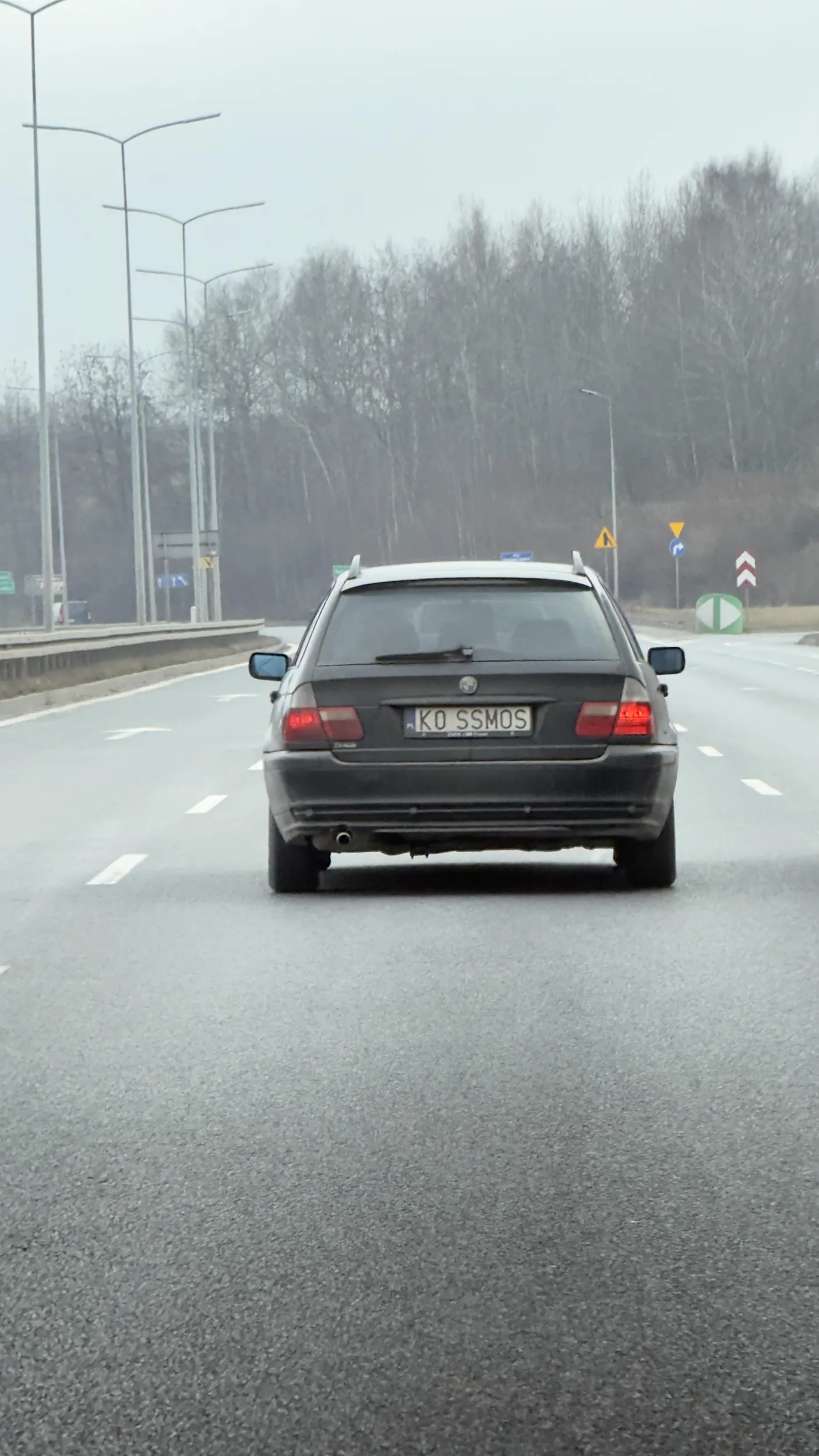Niebezpieczny typek. Probowal mnie zepchnac, przyhamowal z nadzieja, ze wjade mu w tyl. Mijany nie mial odwagi popatrzec na mnie, i uciekl na stacje przy DTS.