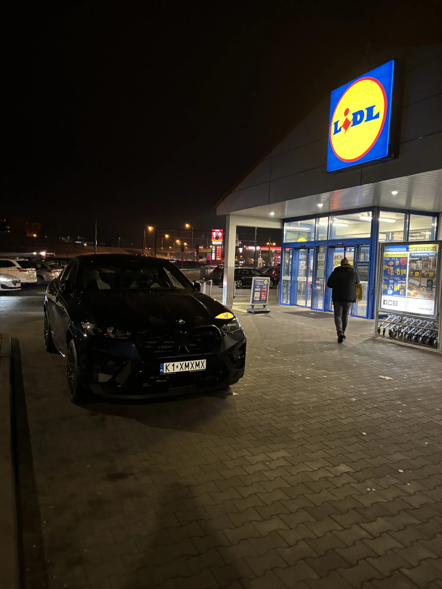 Parkuje w przejeździe i utrudnia przejazd pomimo wolnych miejsc parkingowych. Chyba zbyt wielką obrazą dla dla właściciela suva bmw jest przejście więcej niż 10 metrów.