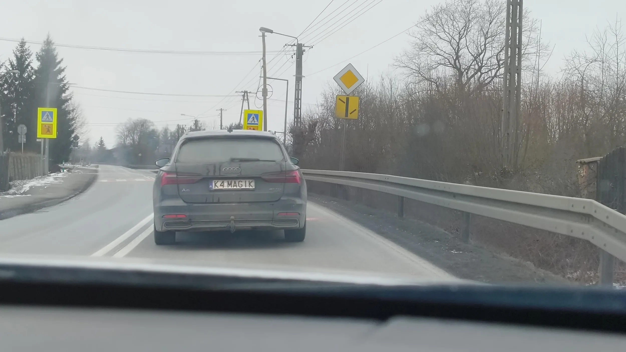 Chłop mnie wyprzedził, prawie zderzył się na czołowe..a potem się wlecze i stresuje że mu jadę na zderzaku. Wątpliwe umiejętności jazdy.