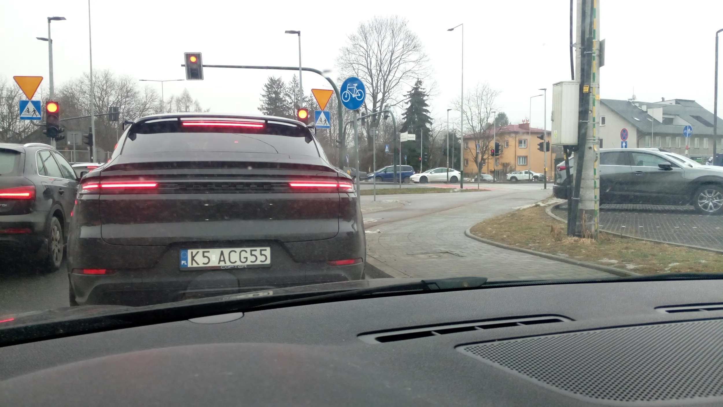 Wymuszenie pierwszeństwa na podporządkowanej.