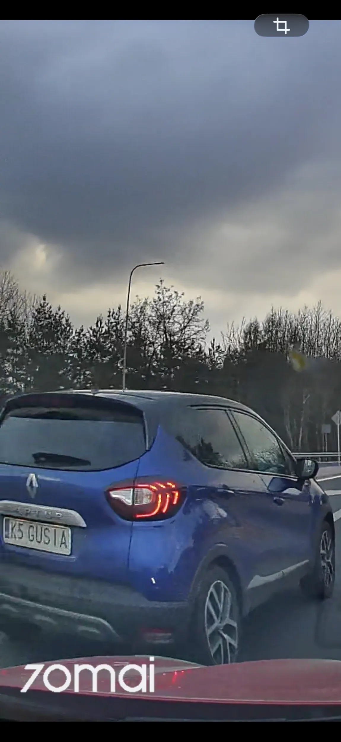 Jeździ slalomem więc pewnie patrzy w telefon, zmienia pas na lini ciągłej doprowadzając prawie do kolizji, nawet nie przeprosi.