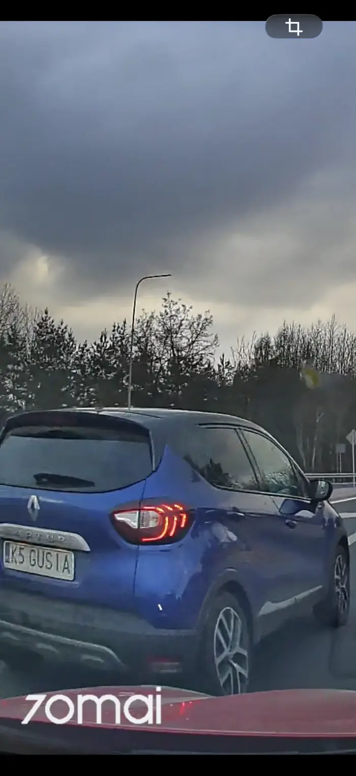 Jeździ slalomem więc pewnie patrzy w telefon, zmienia pas na lini ciągłej doprowadzając prawie do kolizji, nawet nie przeprosi.