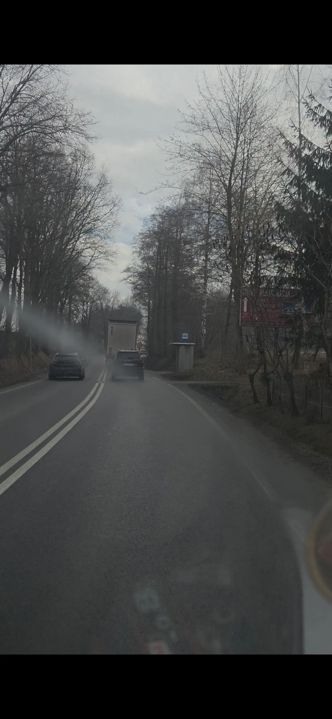 Kierowca skrajnie delikatnie mówiąc nie poważny, wyprzedzanie na podwójnej, na czołówke w miejscu gdzie nic nie widać z przeciwka, na przejściach dla pieszych. Mam nadzieję, że odbiorą dożywotnio prawko