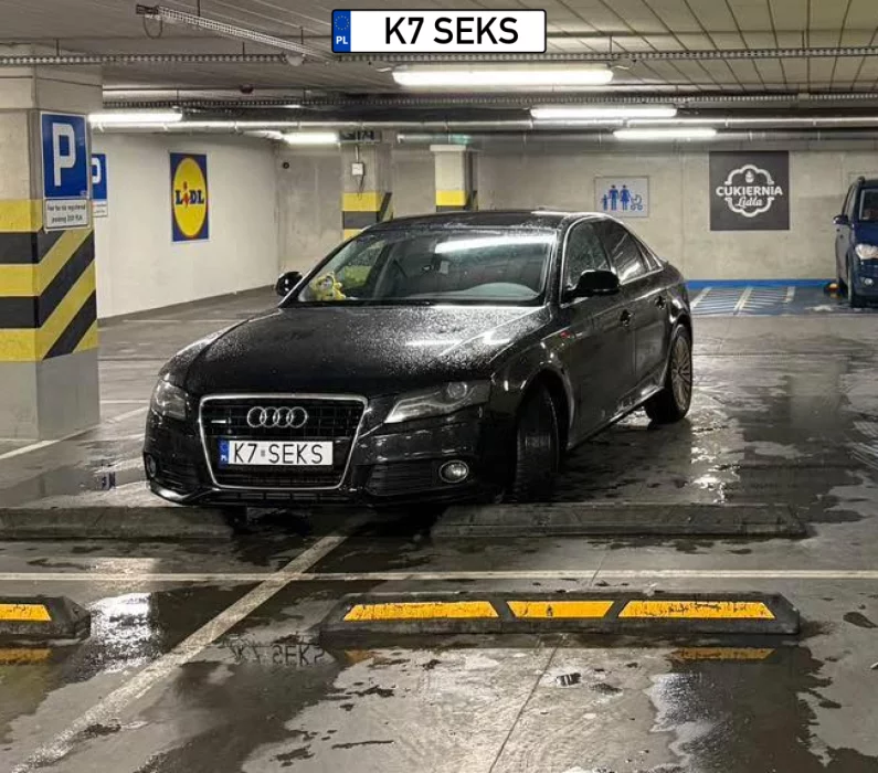 Ciekawe co kierowca audiczki ma w głowie, choć patrząc na blachy to niewiele...