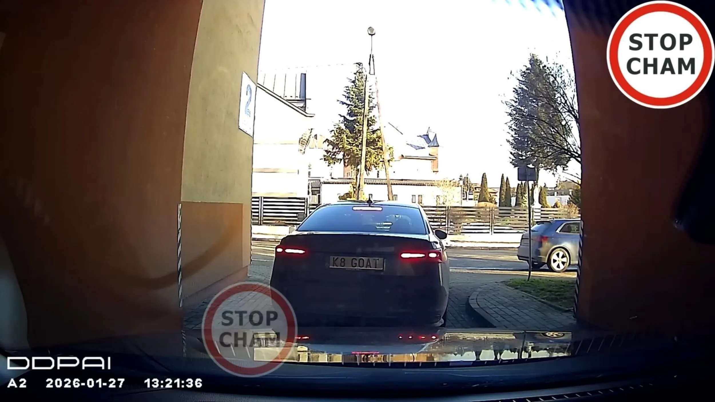 Tuman postawił samochód na wyjeździe z parkingu w taki sposób że ludzie nie mogli wyjechać.