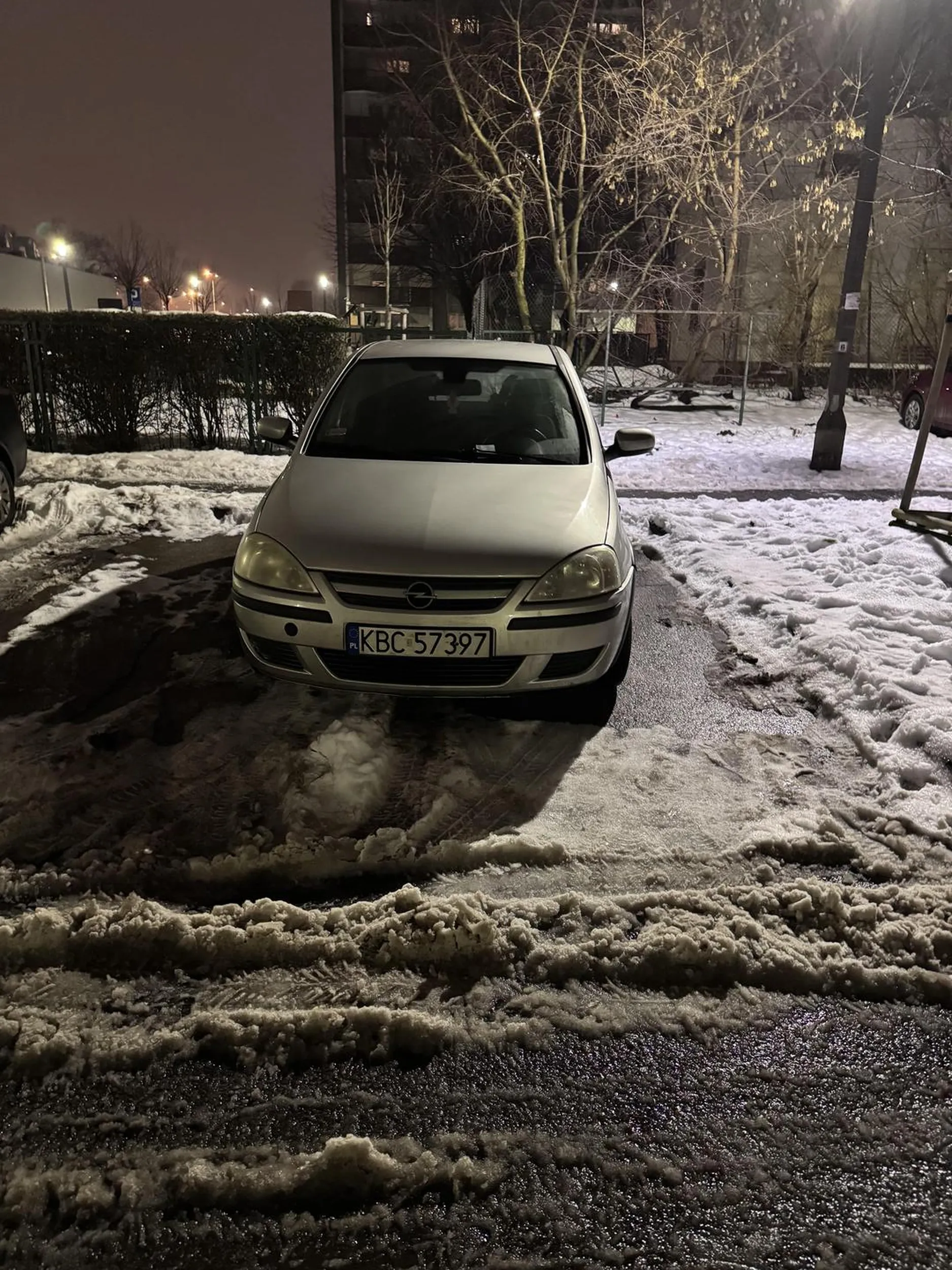 Parkowanie na dwóch miejscach jednocześnie, trafienie corsą w miejsce parkingowe przerasta umiejętności. Po stylu jazdy i parkowaniu widać że prawko znalezione w chipsach.