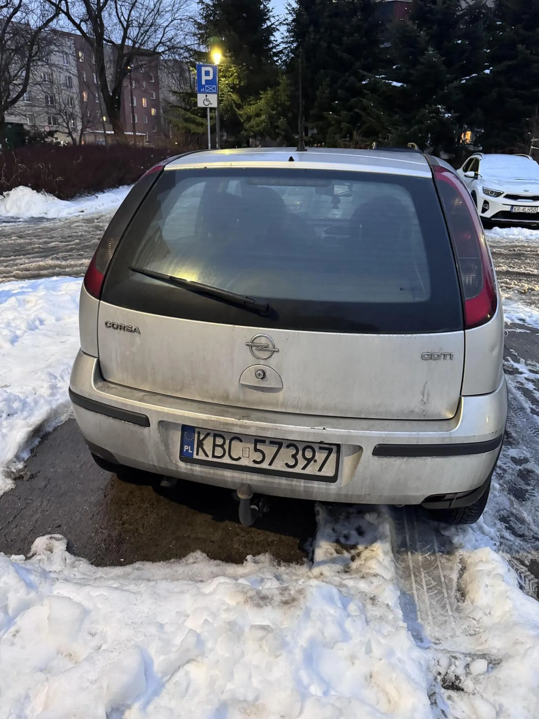 Parkowanie na dwóch miejscach jednocześnie, trafienie corsą w miejsce parkingowe przerasta umiejętności. Po stylu jazdy i parkowaniu widać że prawko znalezione w chipsach.
