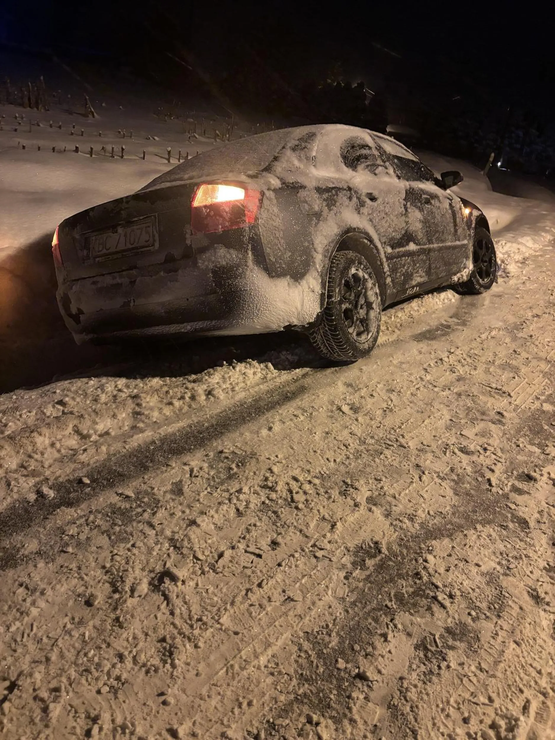 Kierowca wjeżdża do rowu. Jak chce się mu pomóc jest agresywny. Łamie wiele przepisów drogowych. Lepiej nie pomagać