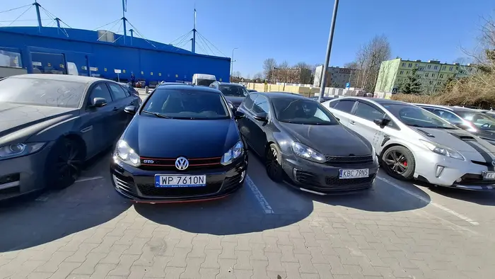 Fajny golfik, tylko z tym grillem niedopracowanym do maski trochę wieś.  To GTI czy GTD? Bo wydech jak GTI ale coś mi to bardziej na GTD wyglada