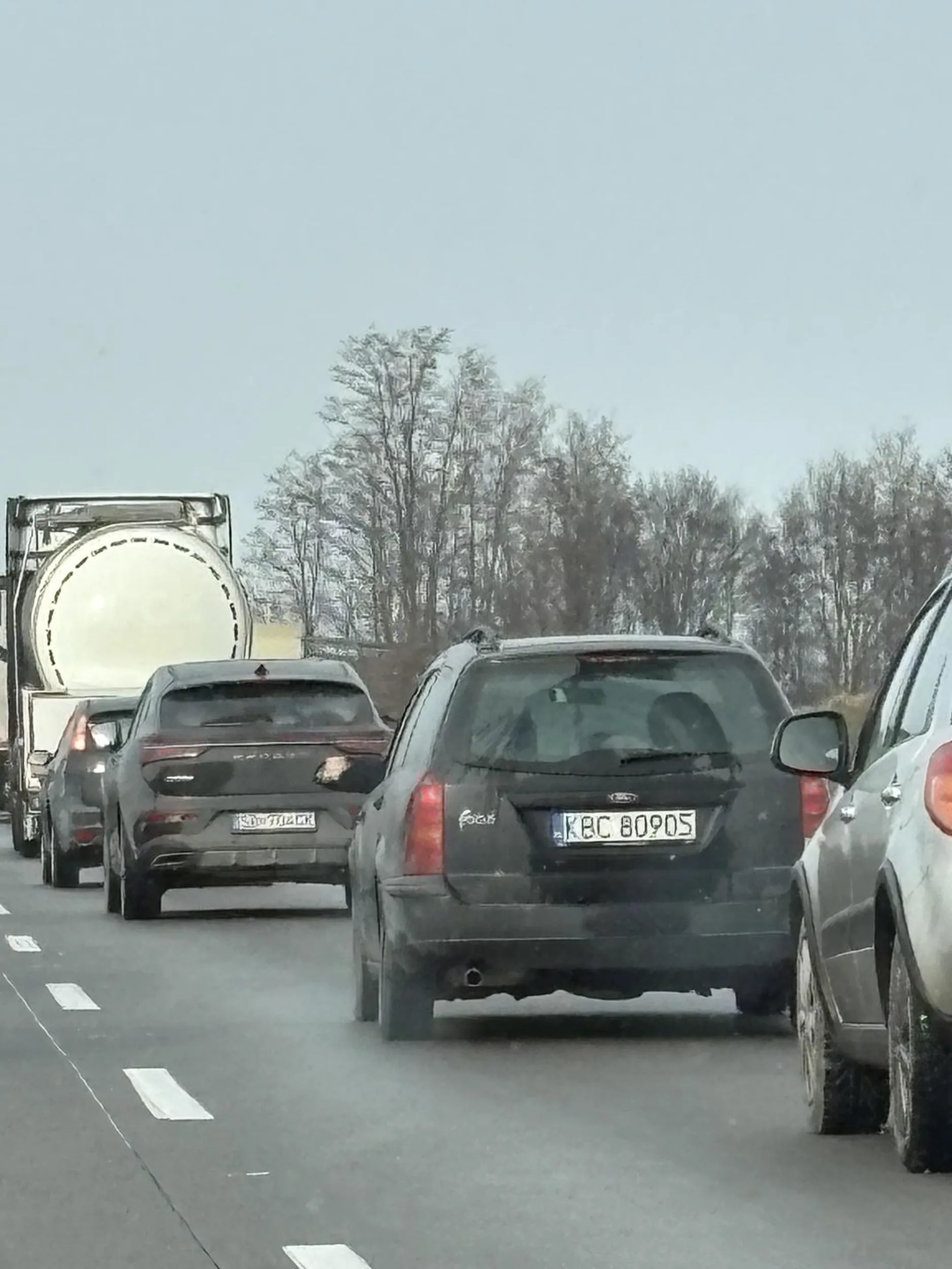 Zaśmieca ciągle autostradę a4 wyrzucając papiery i chusteczki podczas jazdy.