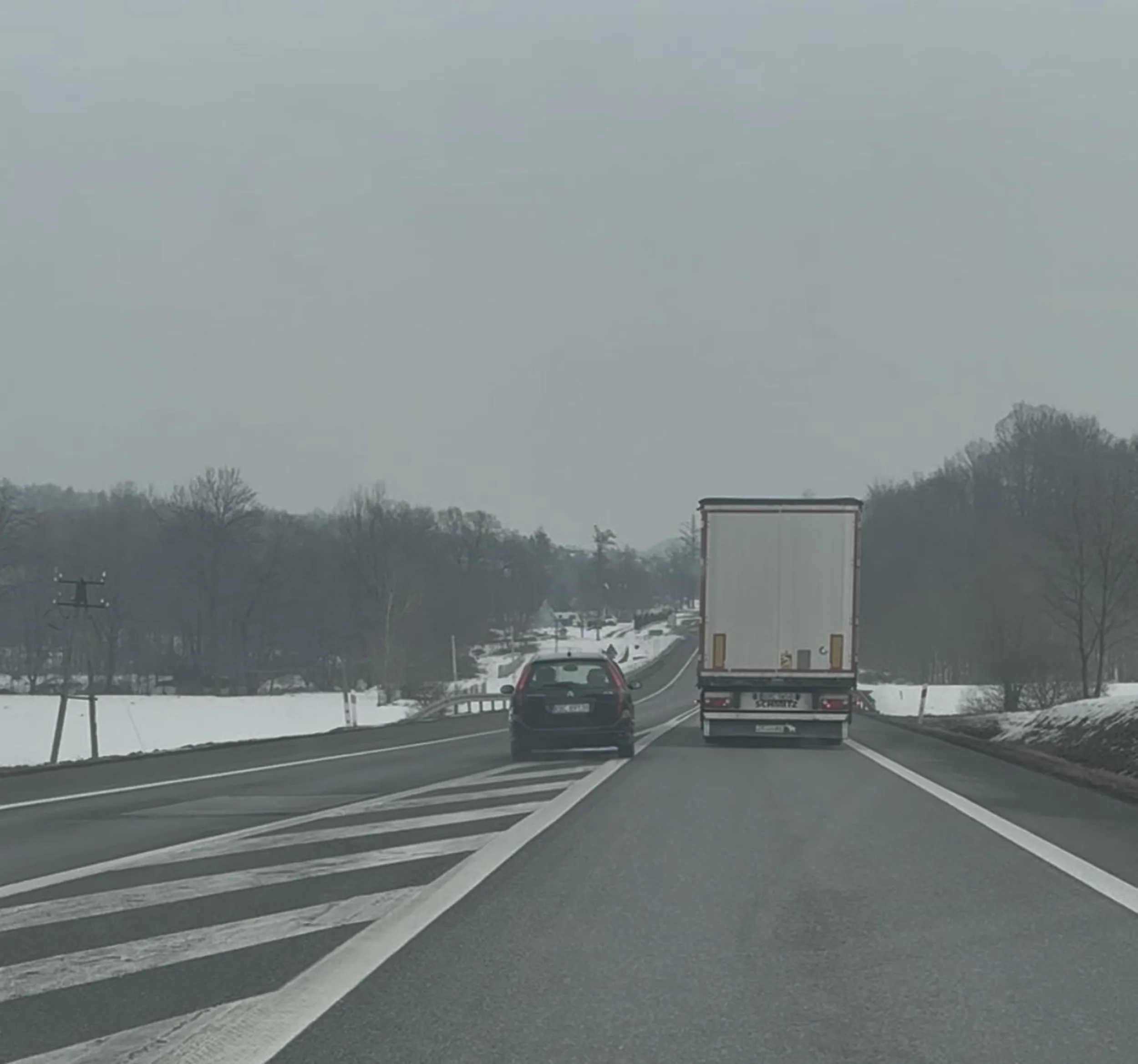 Zero wyobraźni całą drogę wyprzedza siedzi na zderzaku