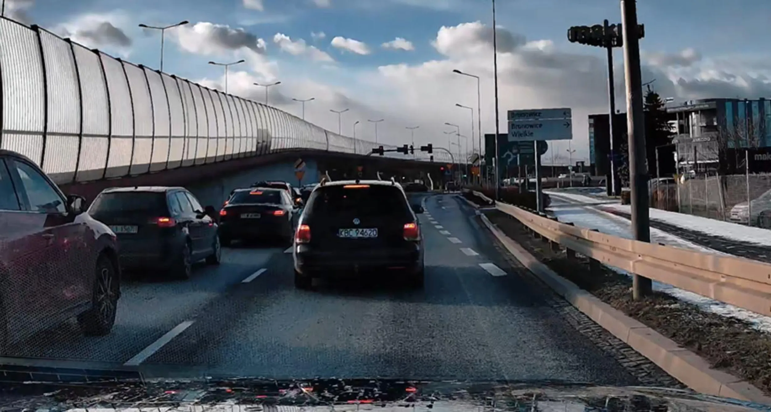 cwaniaczek omija korek, żeby na rondzie skręcić w lewo z pasa do jazdy na wprost