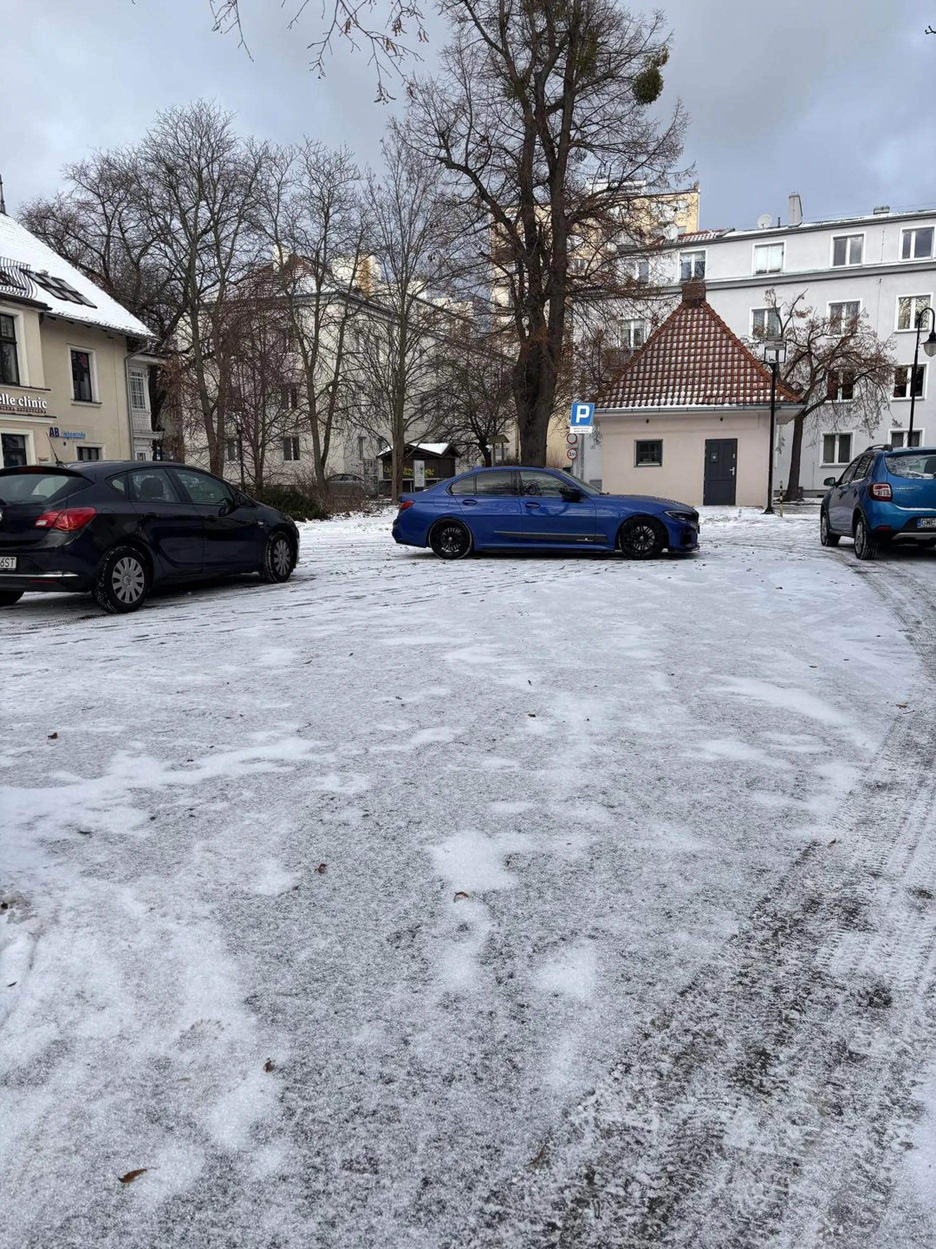 Dzieciak zajął 4 miejsca parkingowe pod sklepem. Zero rozeznania w przestrzeni. Pewnie kryształ mózg zjadł