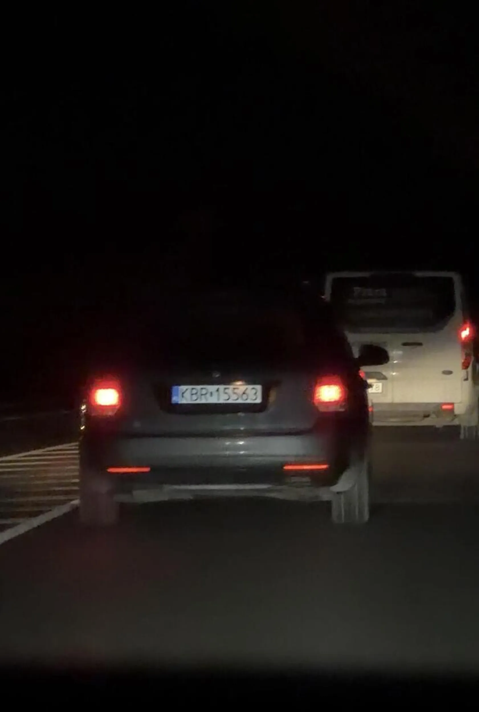 Witam tego kierowcę przy wyjedzie z ronda wywalił w prawo przejechał przez zebrę a następnie gdzie było ograniczenie 90 jechał 155 na odcinku w stronę Brna na drodze 53 przy Práče (miejscowość) + wyprzedzanie na podwójnej .