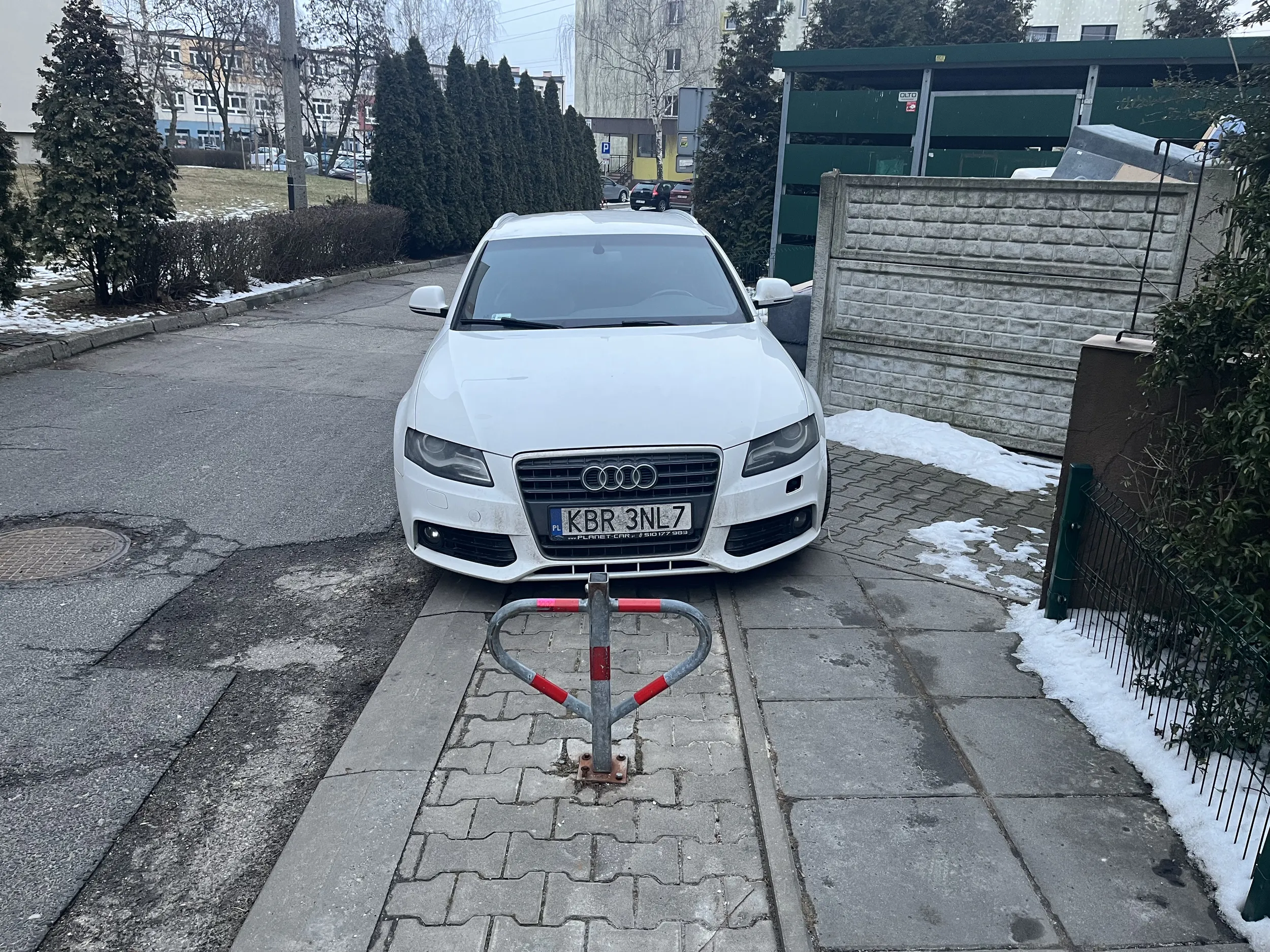 Kutas zablokował opłacane miejsce parkingowe, blokując dostęp do wiaty śmietnikowej,