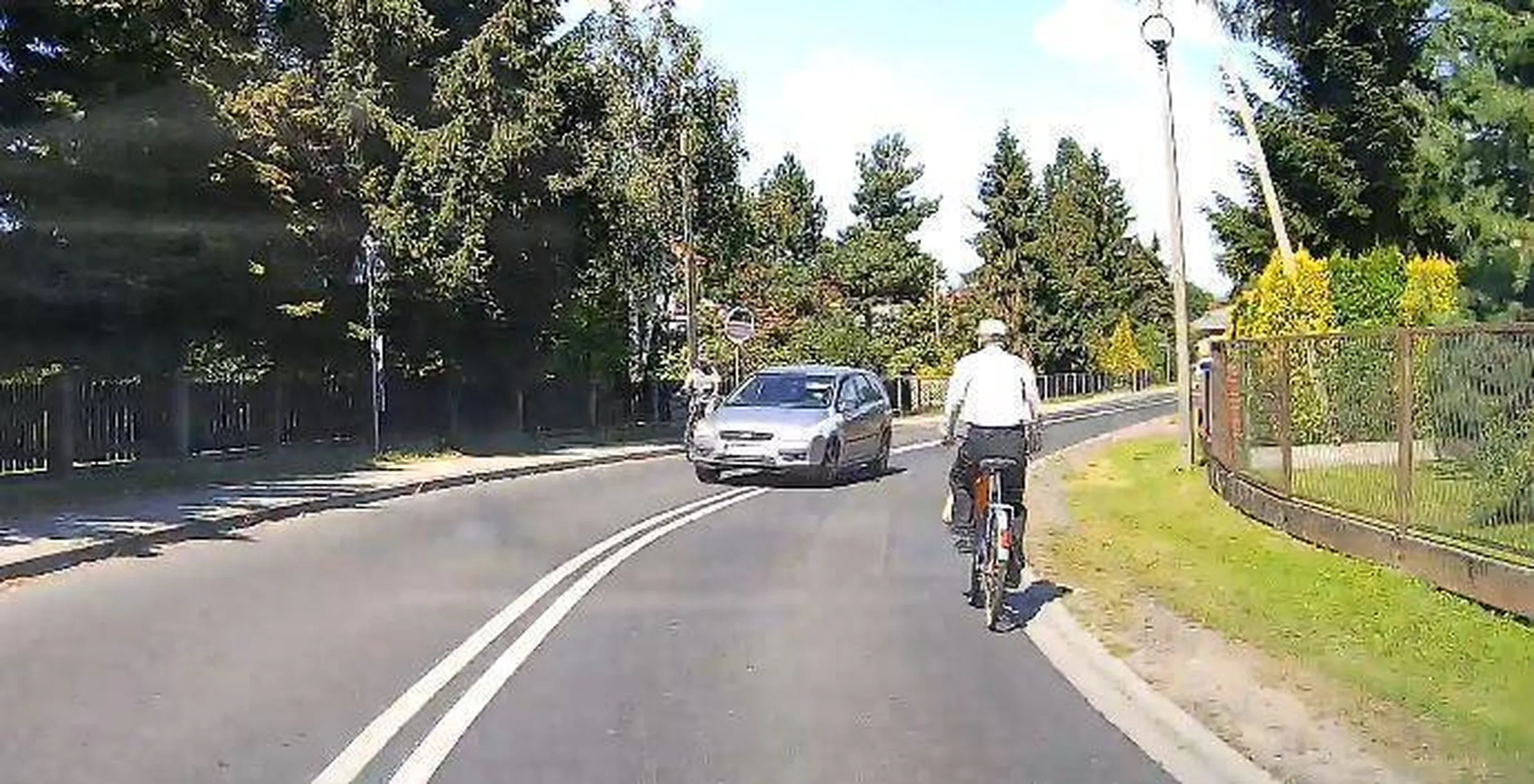 piękne wyprzedzanie na zakręcie pomiędzy dwoma rowerzystami