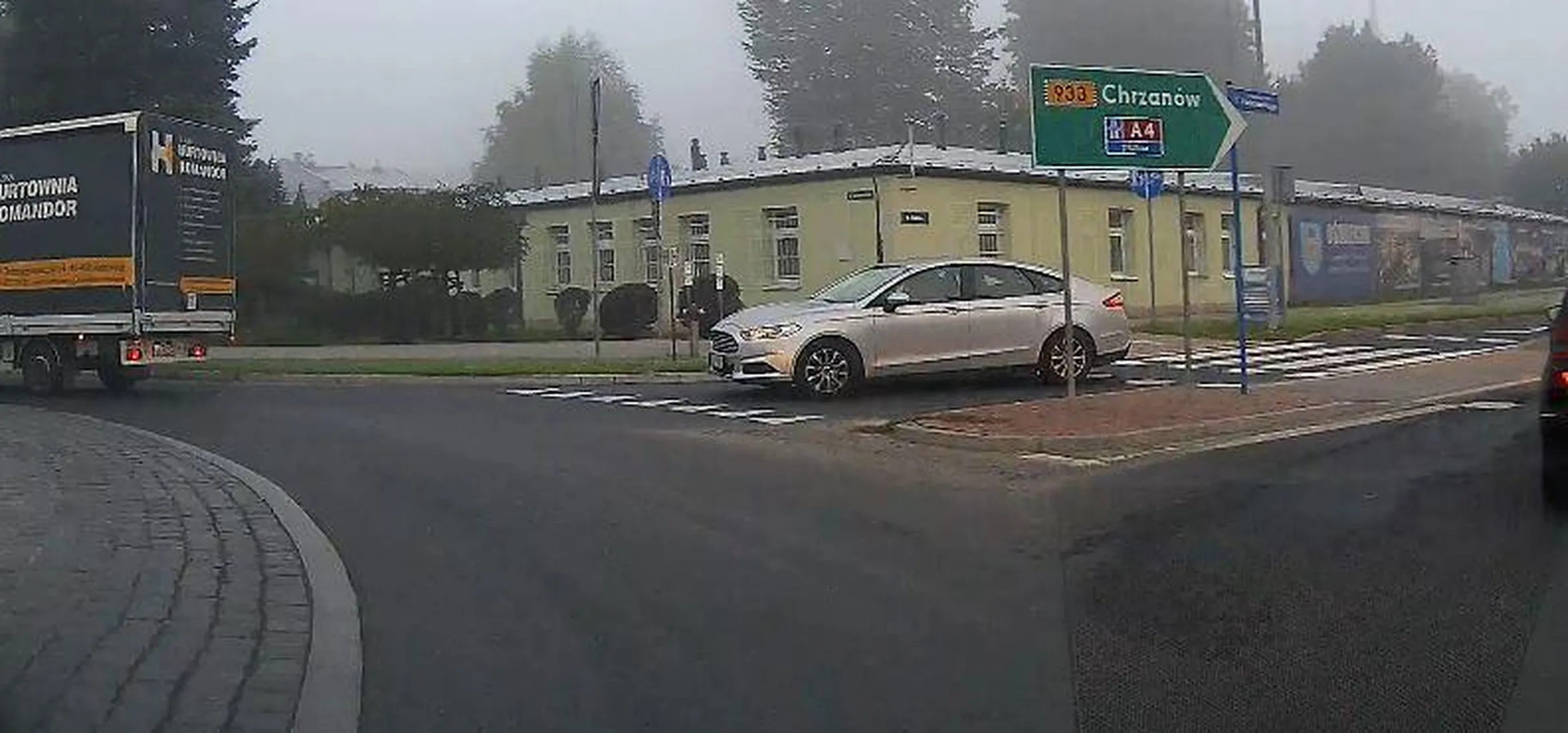 myślałem że auto na rondzie ma pierwszeństwo...