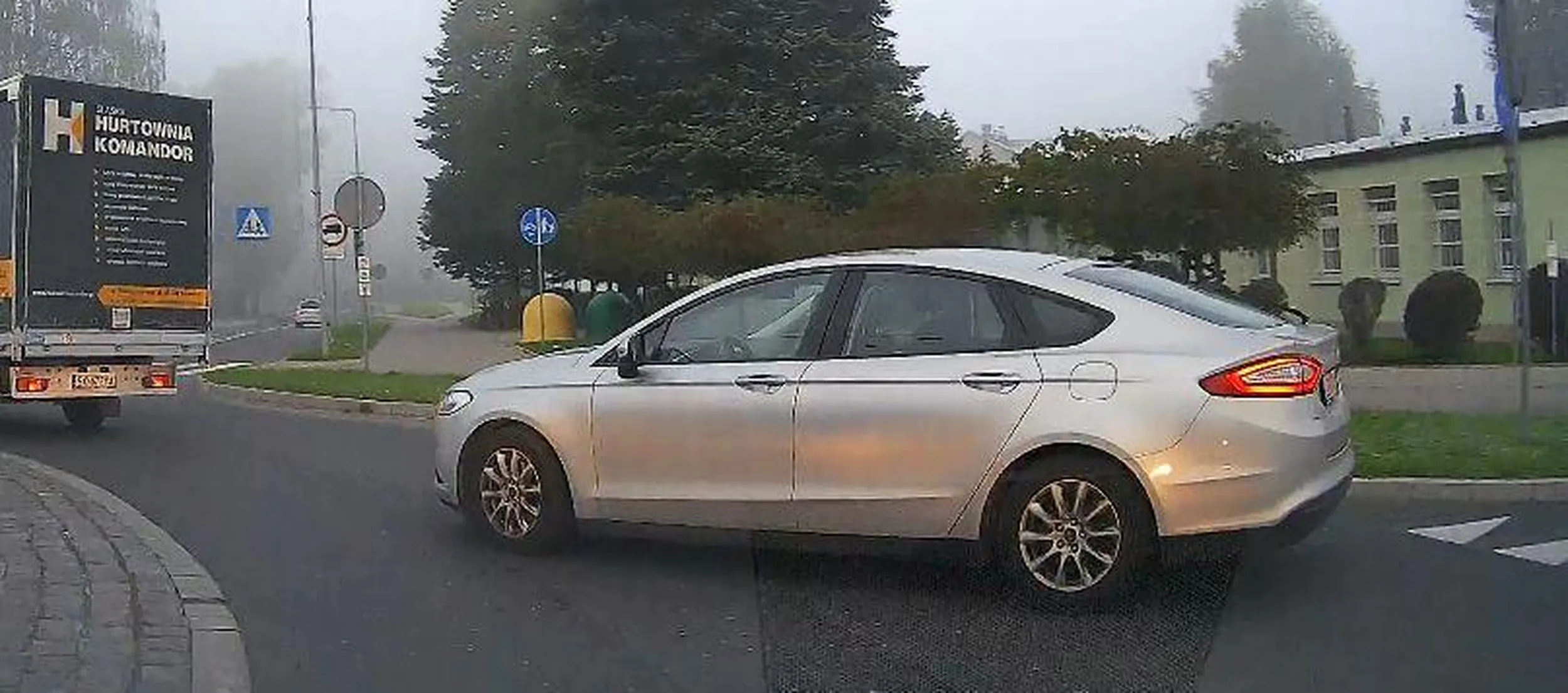 myślałem że auto na rondzie ma pierwszeństwo...