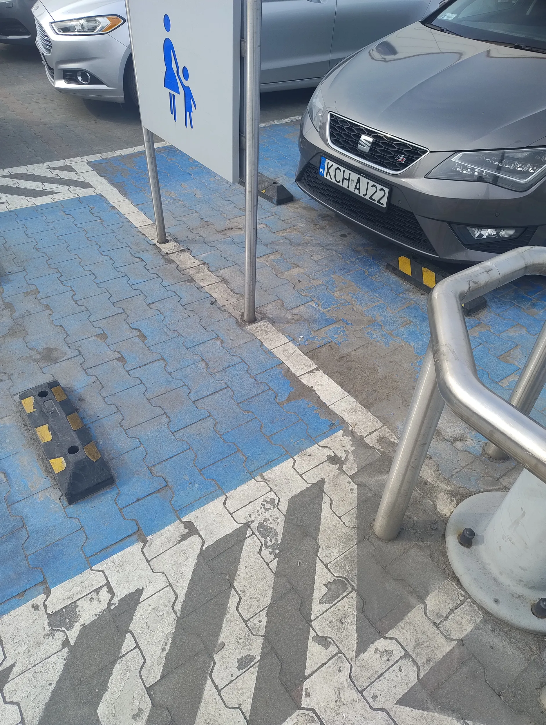 Parkuje na miejscu dla inwalidy (dla jasności takie jest to, na którym on zaparkował). Plakietki nie ma, więc pewnie jest inwalidą umysłowym.