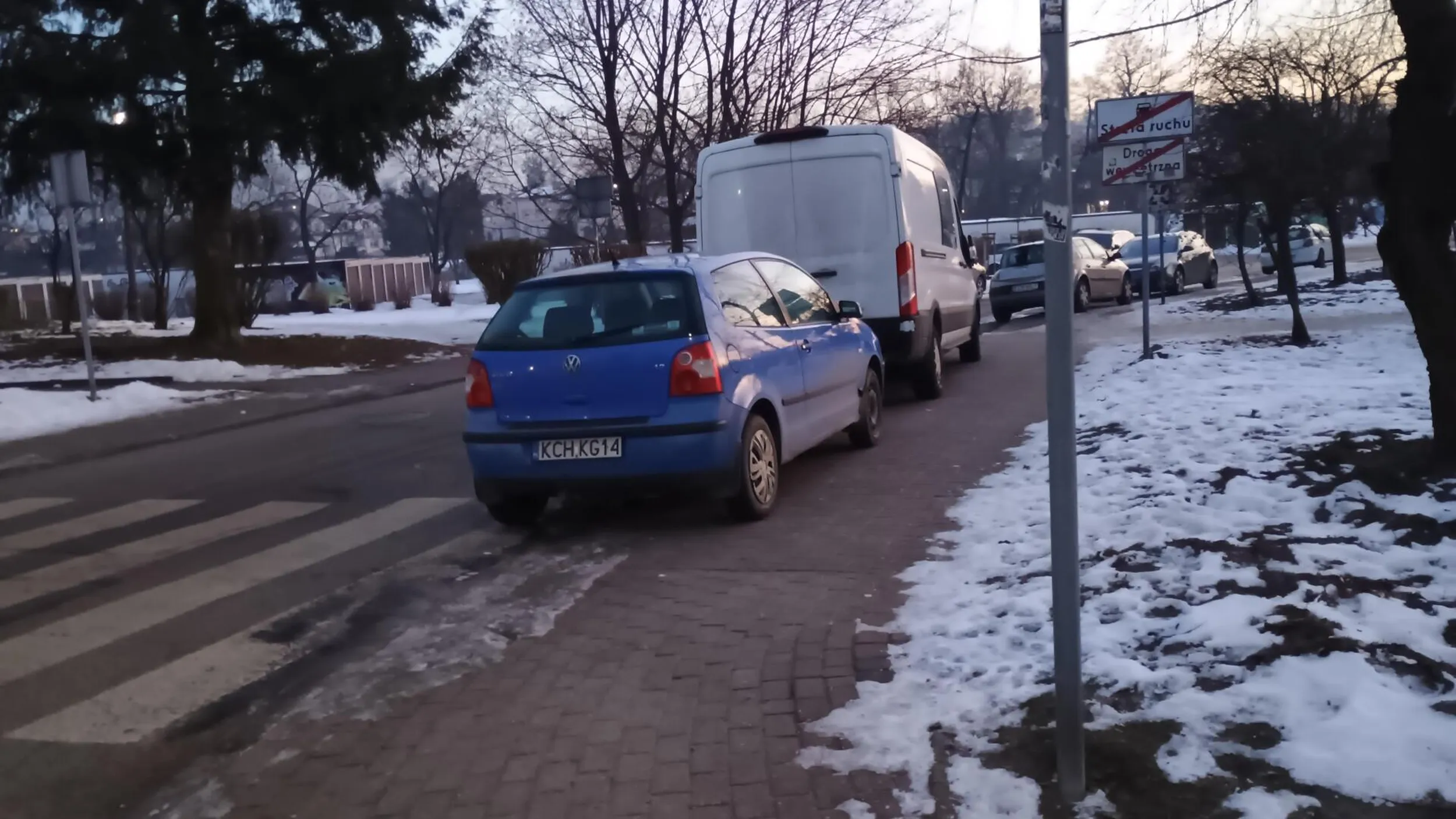 Nie parkuje się na pasach.