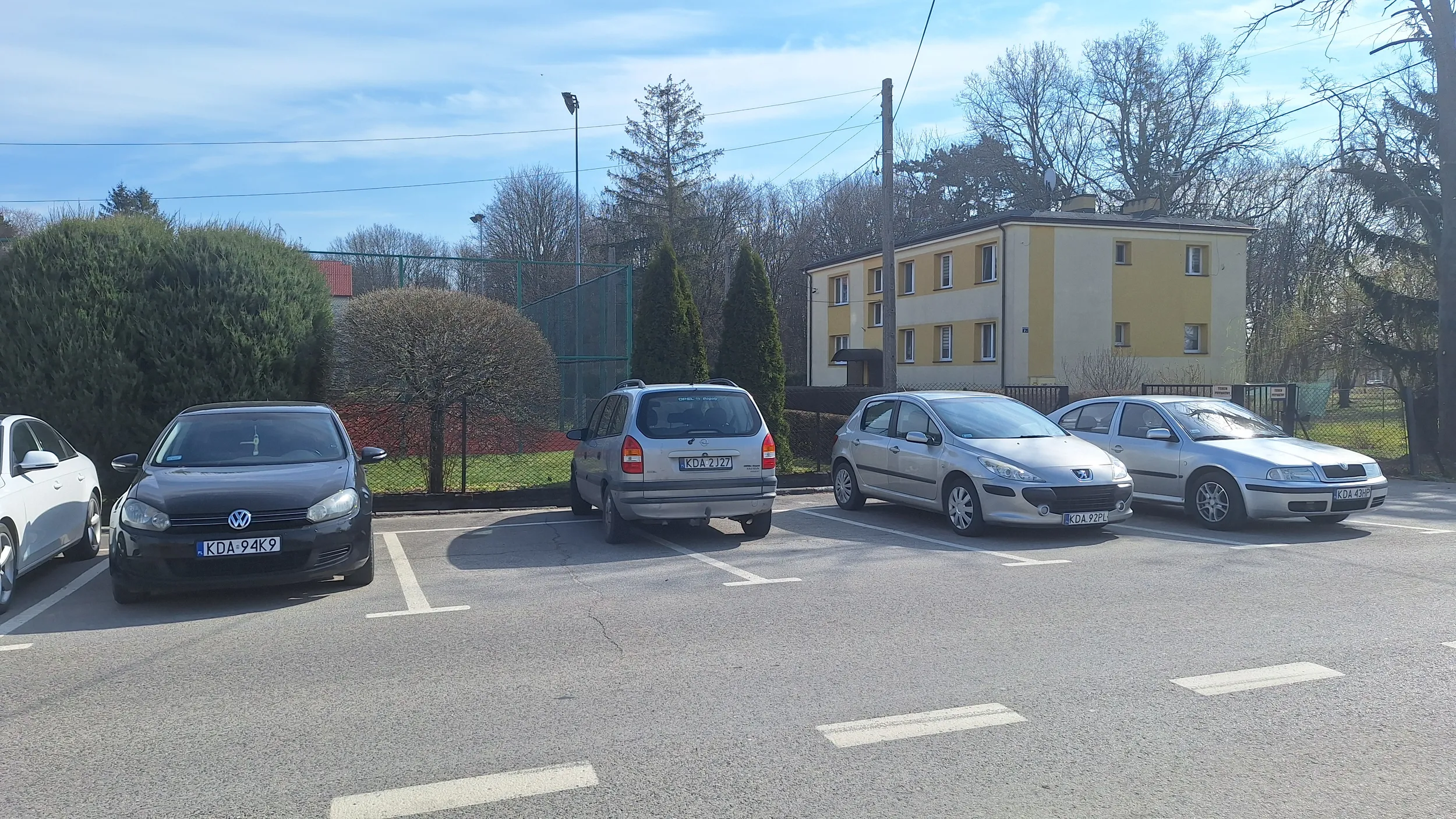 Wiem że Zafira to pojazd uprzywilejowany, ale jak na tak porządny pojazd przystało, to pasowałoby również porządnie zaparkować.