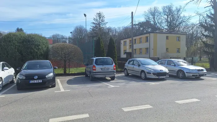 Wiem że Zafira to pojazd uprzywilejowany, ale jak na tak porządny pojazd przystało, to pasowałoby również porządnie zaparkować.