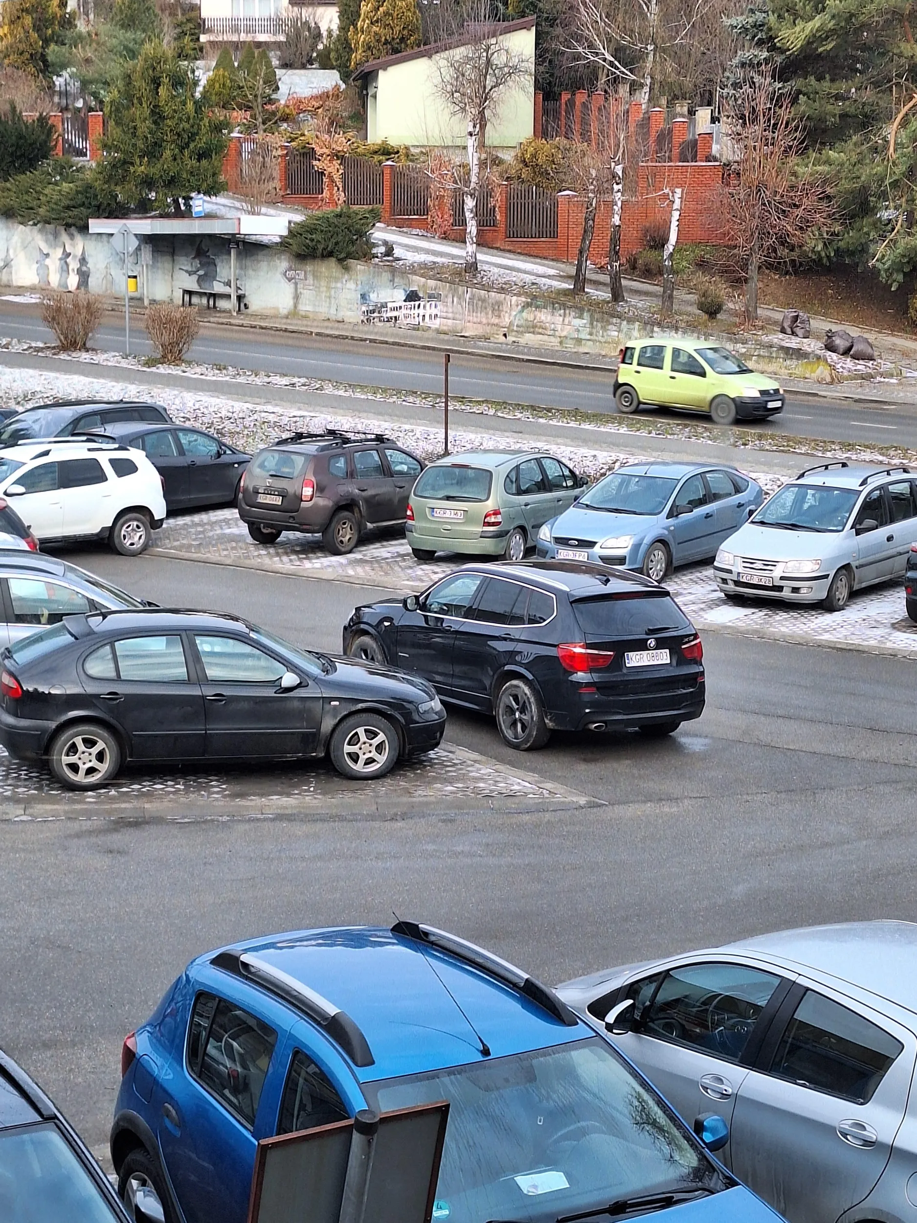 Nie ma miejsca na parkingu? Pewnie zaparkuje w ten sposób (nawet jeśli da się wyjechać z drugiej strony to napewno utrudnia to ruch)