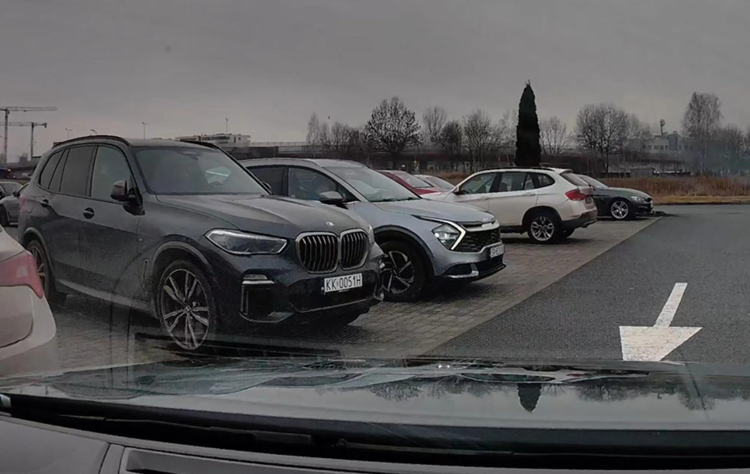 stara baba parkuje jednym BMW na dwóch miejscach
