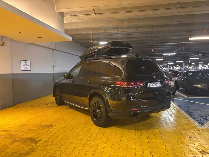 Widziałem typa ostatnio jak wjechał prawie do galerii Bronowice mimo tego, że parking był prawie pusty. Wygląda jakby miał problem z poczuciem własnej wartości.