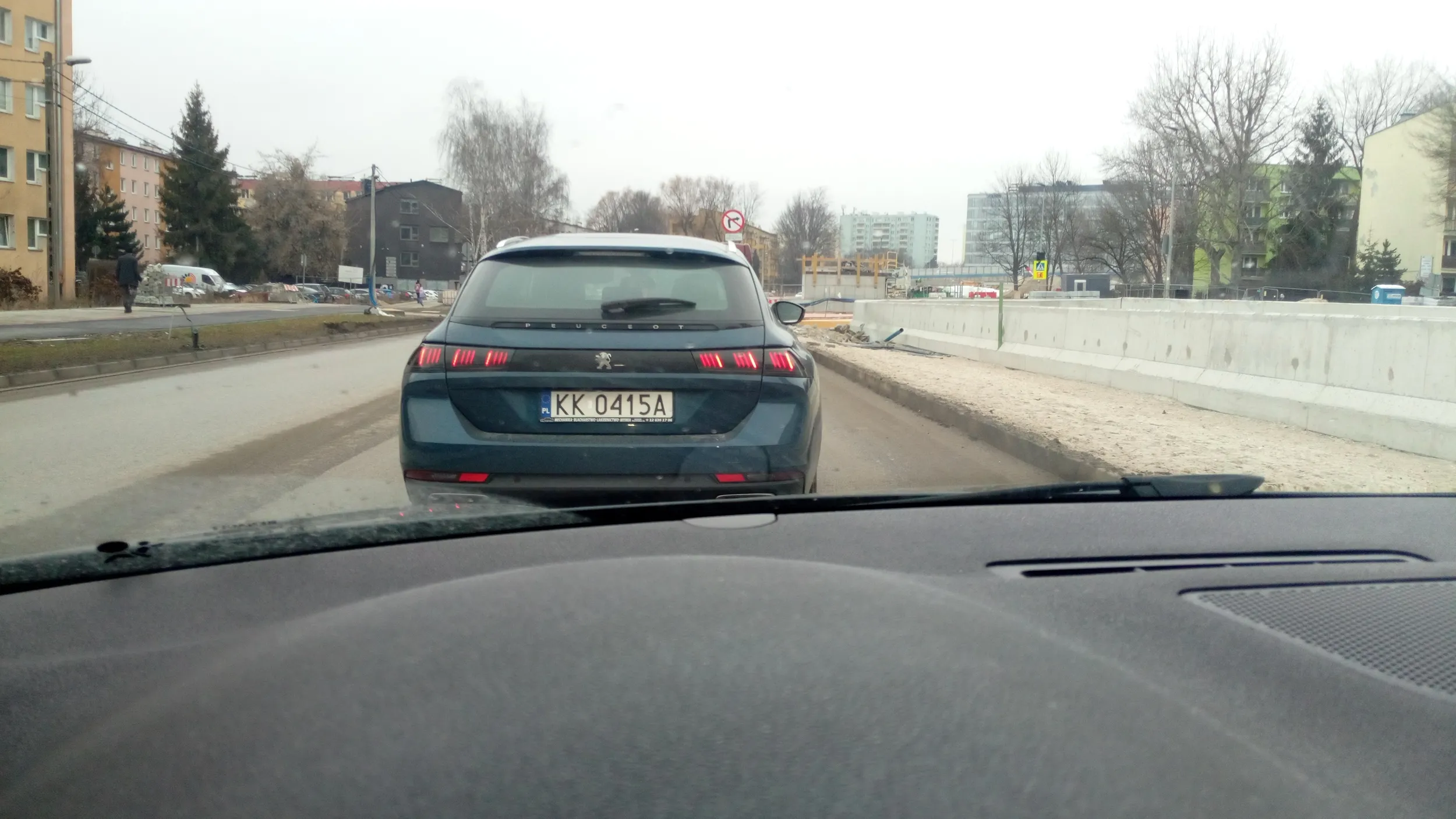 Jak jedziesz w korku to patrz do okoła co robisz, zmniejsz odstęp bo zwiększasz korek, a nie tylko zajadaj się mcsyfem...