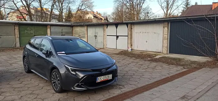 Następny pan celebryta staje w miejscu niedozwolonym na całą noc bo jego nadrzędnym celem uest utrudniać ludziom pracującym wyjazd rano z garażu